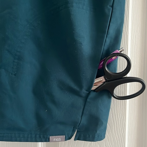 Figs Scrub- Oversized scrub top - Picture 5 of 5